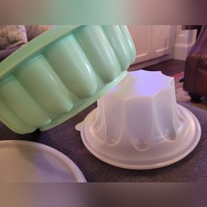 SOLD-Vintage Tupperware Jello Ring Mold, "bundt cake" shape, Lt.Green Mint color